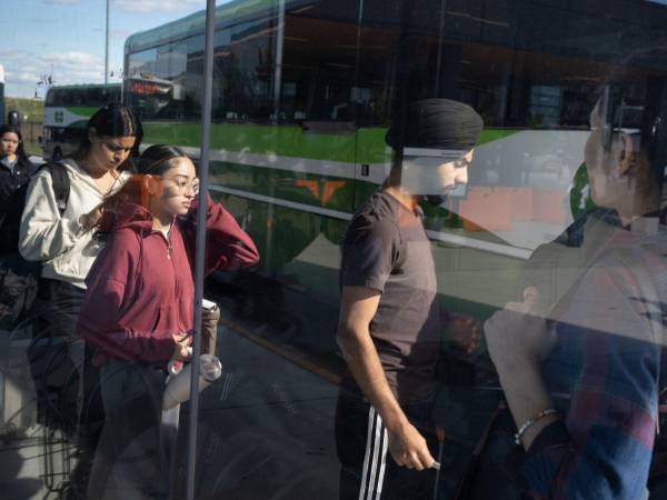Estudiantes internacionales y otros suben a autobuses en Brampton, Ontario, donde hay un gran número de inmigrantes.