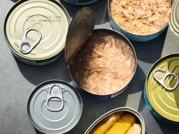 Los expertos dicen que hay que revisar la etiqueta de las latas para elegir el atún más seguro y sostenible.