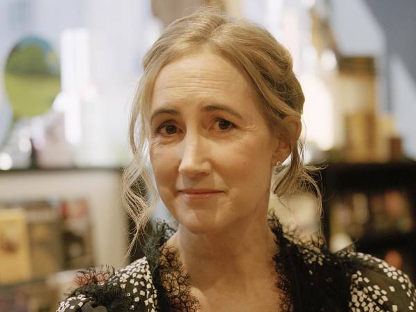 La autora Sophie Kinsella escribió su novela, “What Does It Feel Like?”, mientras se recuperaba de tratamiento contra cáncer. (Sandra Mickiewicz para The New York Times)