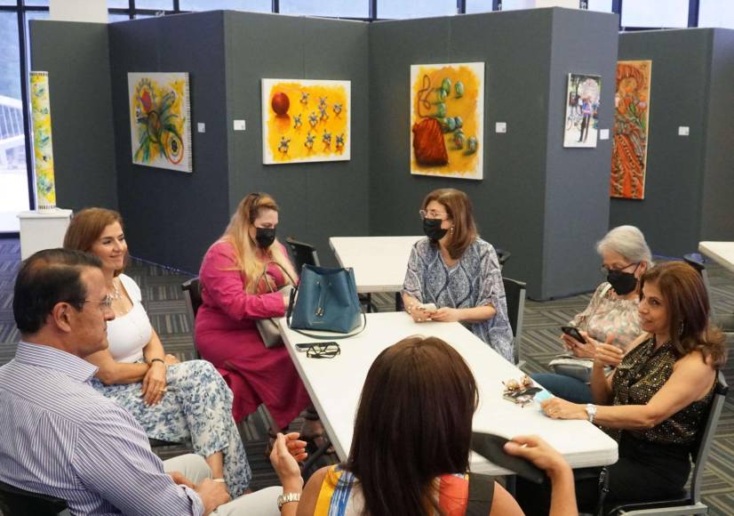 Las pláticas sobre la exitosa exposición amenizó el momento, los visitantes disfrutaron del derroche de talento de los artistas.