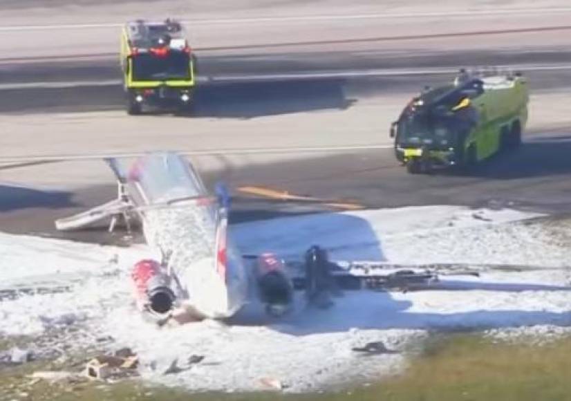 “Pensé que iba a morir”: Las imágenes del incendio de un avión de pasajeros al aterrizar en Miami