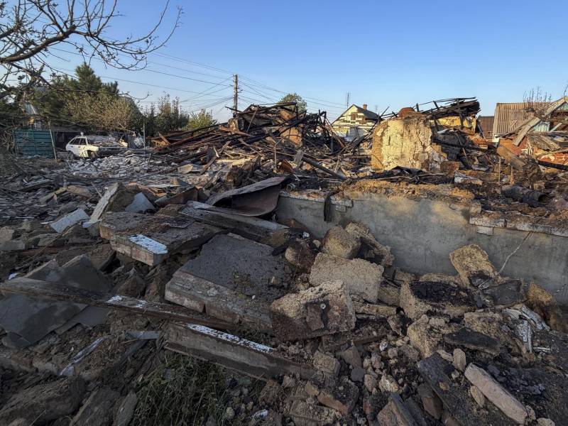 Vista del lugar donde tuvo lugar un ataque ruso contra un edificio en Zaporiyia, Ucrania, el 12 de septiembre de 2026, en medio de la invasión rusa en curso. EFE/DARYNA NAUMOVA
