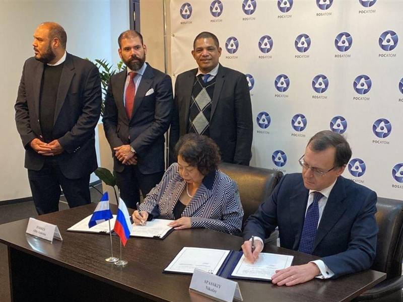 Los hijos de Ortega, Rafael y Laureano junto al ministro de Hacienda, Iván Acosta, la embajadora Alba Torres, y el subdirector de Rosatom, Nikolái Spaski, durante la firma del acuerdo.