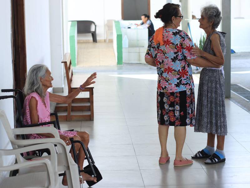 Las personas adultas que ingresan a esta casa hogar, reciben terapia ocupacional donde le refuerzan las habilidades de aprendizaje.