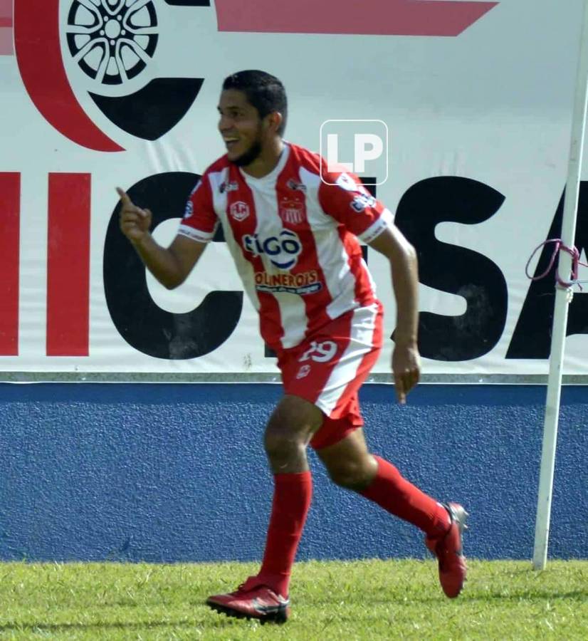 Juan Ramón Mejía celebrando su gol contra el Olancho FC.