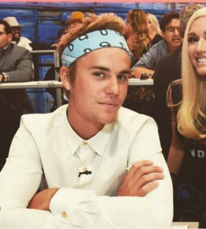 Justin Bieber fue fotografiado por los paparazzi a la salida de una iglesia de Beverly Hills.