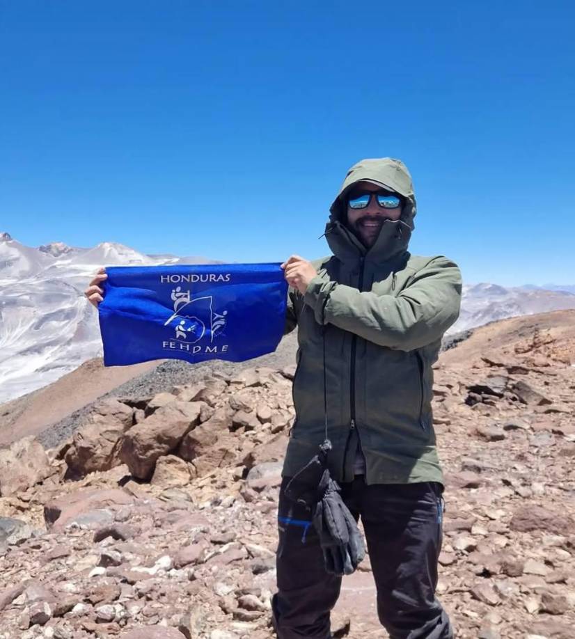 Ubicado en el corazón del desierto de Atacama, en Chile, el Cerro Vicuñas es parte de una de las regiones con mayor concentración de montañas de más de 6,000 metros de altura en el mundo. 