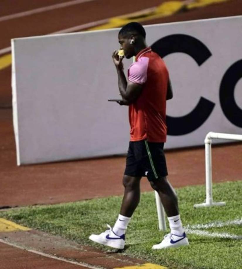 Edwin Solani Solano comiendo una fruta previo al partido ante los nicaragüenses.