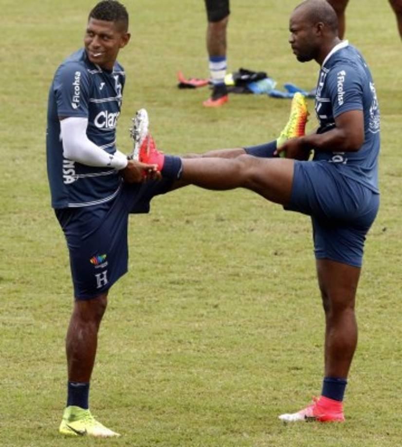Osman Chávez ha estado entrenando con la Selección de Honduras. Acá junto a Carlo Costly.