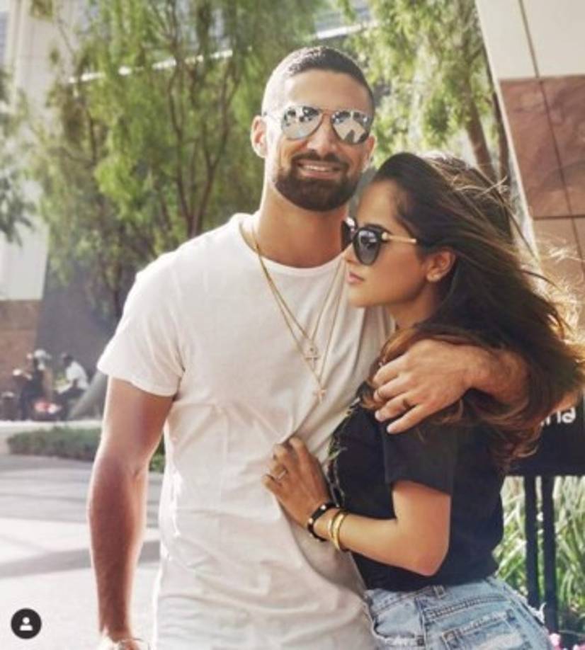 12. La sexy reguetonera y el volante ofensivo de Los Angeles Galaxy se conocieron gracias a una amiga en común que los presentó luego de insistirle a Becky de que se diera la oportunidad de conocerlo.