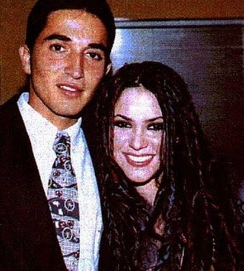 El primer novio de Shakira fue Óscar Pardo, vecino de la barranquillera y quien también vivía en el barrio ‘El Prado’, en la capital del Atlántico. En esta fotografía ya llevaban varios años de relación. 