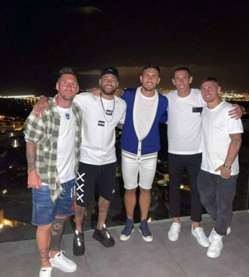 Siguiendo con la misma información, el reportero brasileño Fernando Campos dice que Messi “está negociando directamente con el PSG”. “Neymar ha sido crucial para que el genio pueda viajar a París”, añade. <br/><br/>Neymar y Messi podrían verse de nuevo, esta vez en París. El culebrón está servido. Días atrás, el argentino posó junto a varios jugadores del París Saint Germain antes de terminar sus vacaciones en Ibiza.