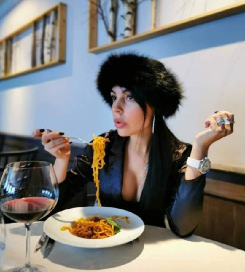 A lo largo de su breve escapada a la montaña, a la que no se ha sumado el delantero de la Juventus debido a sus compromisos futbolísticos de esta semana, Georgina también ha tenido ocasión de disfrutar de un buen plato de pasta italiana para saciar su apetito, como se desprende de una curiosa estampa que parece más parte de una campaña de moda que de un relajante viaje para desconectar de las obligaciones.