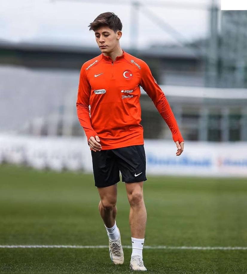 Arda Güler debutó con la Selección de Turquía absoluta el 19 de noviembre de 2022 en un amistoso ante República Checa con 22 minutos de juego y marcó su primer tanto en su cuarta internacionalidad frente a Gales en la clasificación para la Eurocopa de 2024.