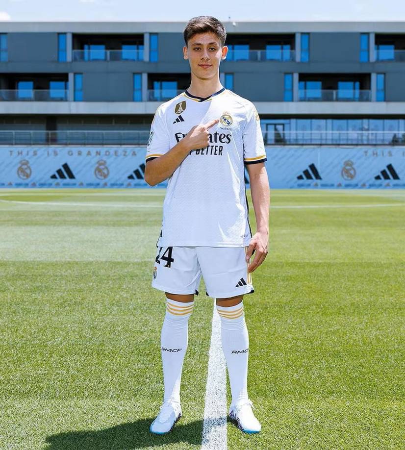 Arda Güler es zurdo, aunque juega preferiblemente desde la derecha o en la mediapunta -curiosamente como los tres mencionados. Su habilidad para romper líneas desde el centro o el costado diestro es indudable, así como su capacidad regateadora con una técnica exquisita.