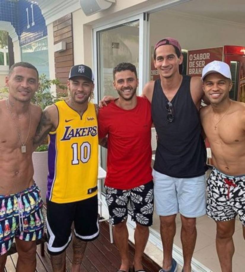 Neymar viajo días antes de la Navidad y se reunió con sus excompañeros del Santos.