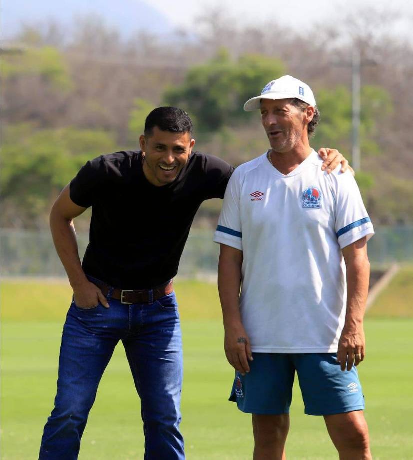 Noel Valladares y Pedro Troglio riéndose durante la amena charla que tuvieron.