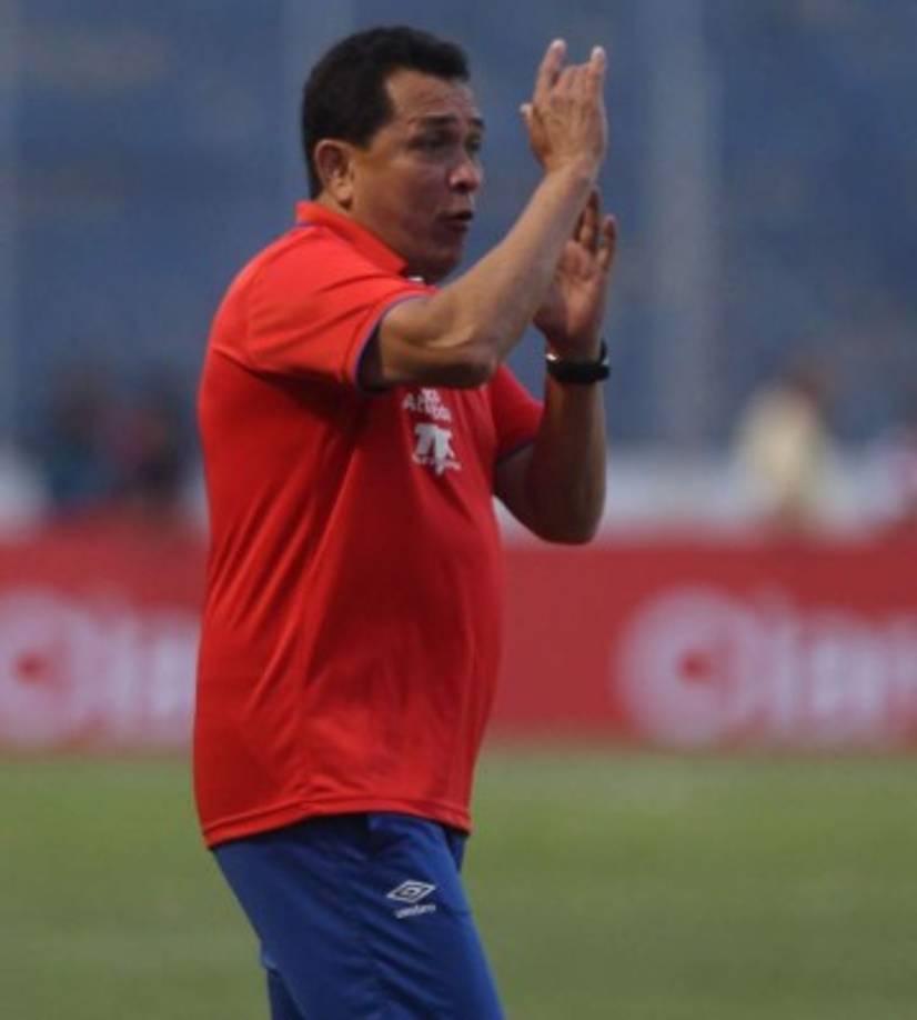 Nahún Espinoza anunció que el Olimpia tendrá un nuevo refuerzo. 'Sería un argentino o un uruguayo. Veremos hasta el último momento, ya que se está hablando con gente conocida en Uruguay y Argentina para ver si podemos minimizar el riesgo, ya que el jugador debe de estar activo y directo a jugar', dijo.