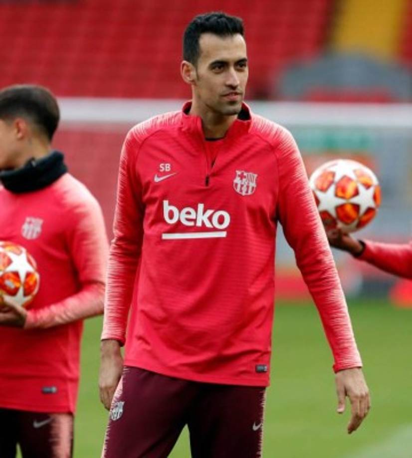 Dortmund's Belgian midfielder Axel Witsel (C) and Barcelona's Uruguayan forward Luis Suarez (L) vie for the ball during the UEFA Champions League Group F football match Borussia Dortmund v FC Barcelona in Dortmund, western Germany, on September 17, 2019. (Photo by John MACDOUGALL / AFP)
