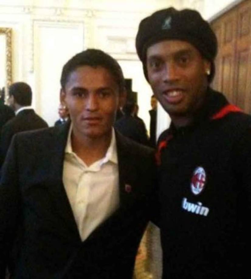 El volante hondureño Andy Nájar junto al crack brasileño Ronaldinho Gáucho.