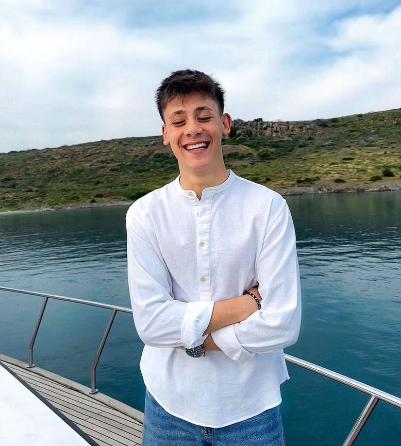 Arda Guler ha sido comparado con tres futbolistas. Primero como no podía ser de otra forma con el quizá mejor futbolista turco de la historia como es su tocayo Arda Turan, después con otro con origen en su país como Mesut Özil, y por último con el mismísimo Leo Messi.