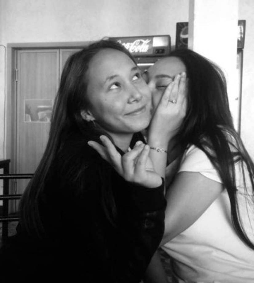 Los reportes indican que la adolescente presentaba heridas de gravedad y se encontró la batería completamente destruida del teléfono cerca de su cabeza.