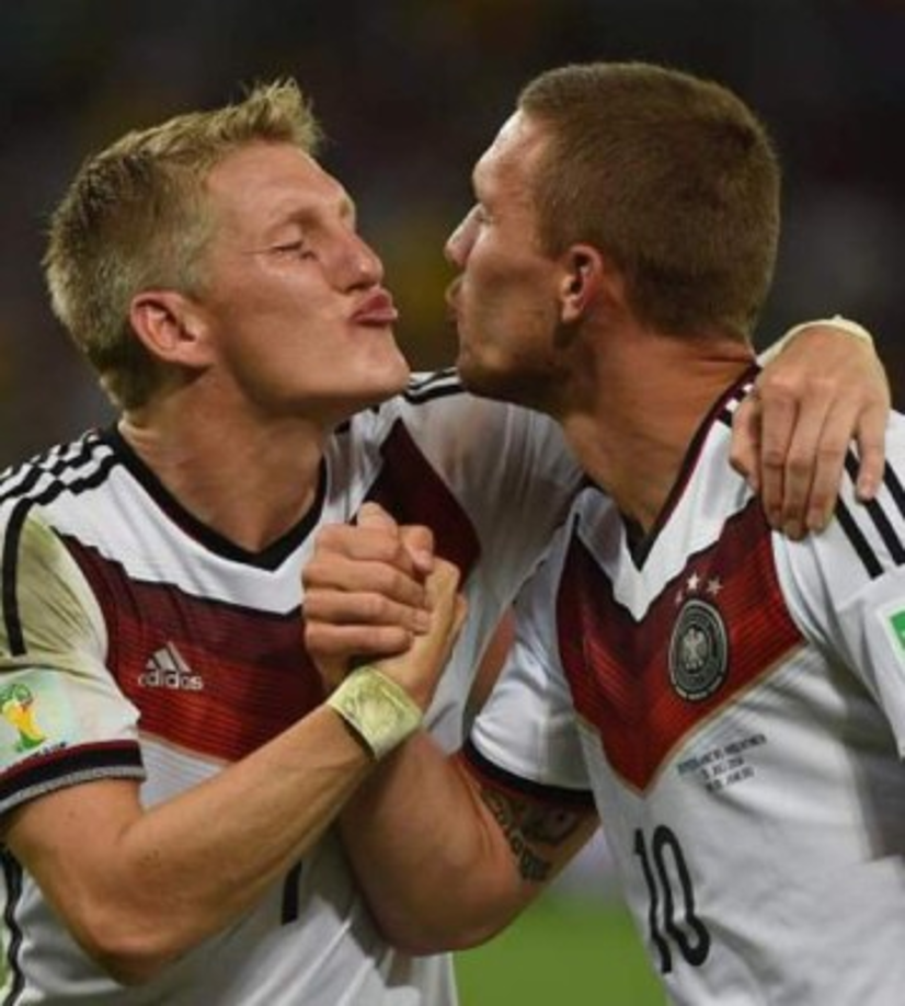 Los alemanes Bastian Schweinsteiger y Podolski tras ganar el Mundial en el 2014 simularon queriendose dar su beso respectivo.