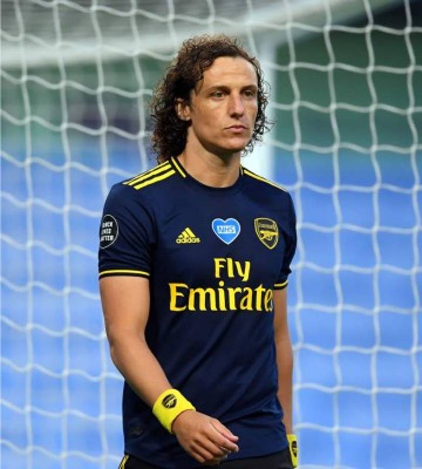 David Luiz, que acaba contrato con el conjunto londinense el 30 de junio, dejó caer una reflexión sobre su futuro tras los dos errores que cometió y que acabaron en gol del Manchester City, además se fue expulsado. 'En los últimos dos meses he cometido errores. Tenía que actuar de otra forma: decidir si alargo mi contrato y me quedo o no. Todavía no lo he hecho y eso es error mío'.