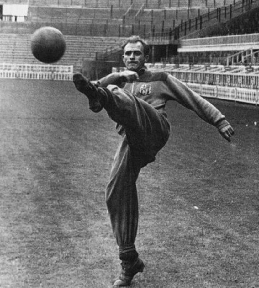 Alfredo Stéfano Di Stéfano Laulhé (4 de julio de 1926 - 7 de julio de 2014) fue un futbolista y entrenador argentino. Es considerado como uno de los mejores futbolistas de todos los tiempos, y es mejor conocido por sus logros con el Real Madrid. Di Stéfano jugó fútbol internacional para tres países: primero para España, después de mudarse a Madrid, luego jugó para Argentina y Colombia. <br/><br/>Actualmente es el sexto mejor anotador en la historia de la primera división de España y el tercer goleador del Real Madrid con 216 goles en 282 partidos de liga entre 1953 y 1964. Es el máximo goleador de Real Madrid en la historia de El Clásico, junto a Cristiano Ronaldo.<br/><br/>Imagen tomada de http://www.weloba.com