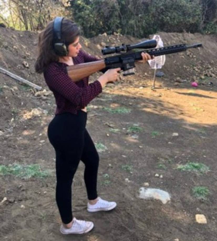 Daniela en su tiempo libre practica tiro al blanco.