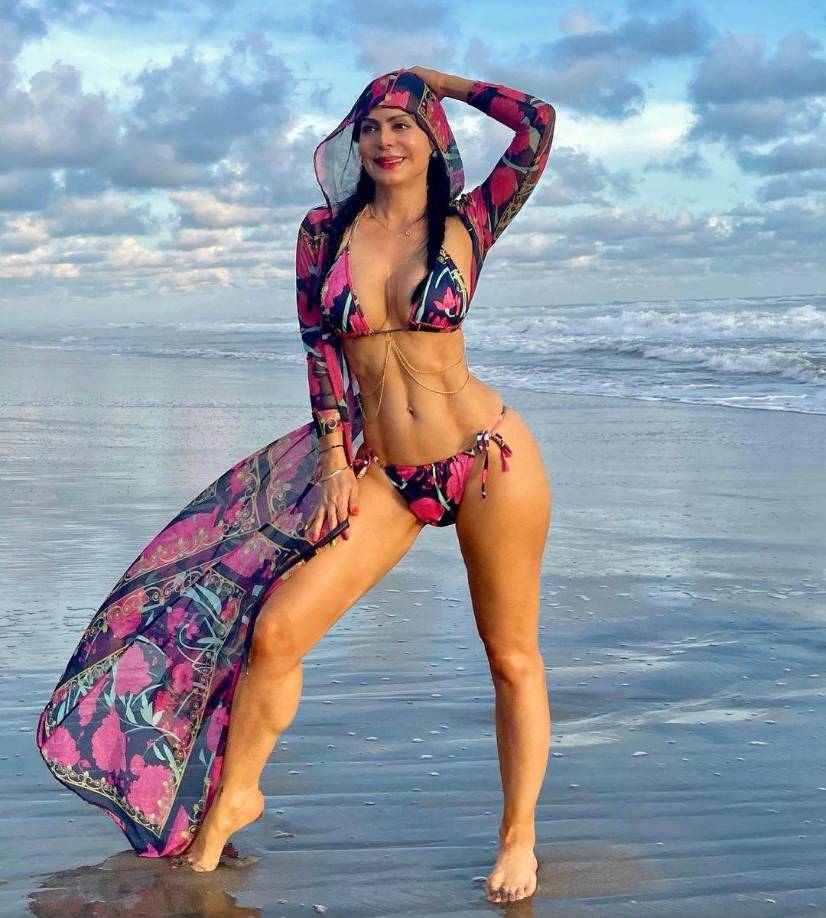 La actriz Maribel Guardia presume que recibe el 2023 en la playa y con tremendo cuerpazo a sus 63 años.