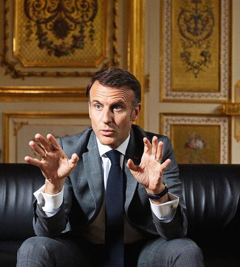 Macron declaró al periódico estadounidense Variety : “Lucharemos con fuerza. ¡Y les pediremos que se queden en París! No tiene sentido que Emily esté en París y en Roma”. En declaraciones a la revista, declaró: “Creo que es bueno para la imagen de Francia. Emily en París es muy positiva en términos de atractivo para el país. Para mi propio negocio, es una muy buena iniciativa”.