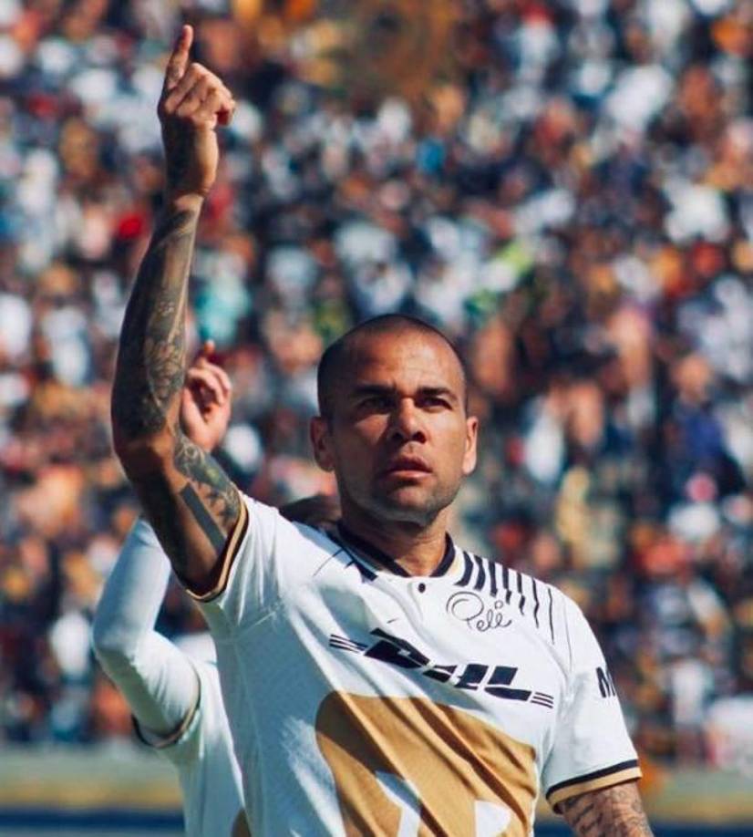 Asimismo, le hicieron entrega de un libro para su distracción. Alves estará en una celda individual con una ventana, una cama, un pupitre, una ducha y un baño.