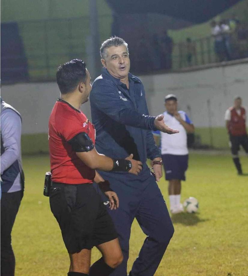 El entrenador del Motagua le hacía gestos con las manos al árbitro central del partido.