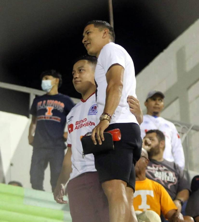 El delantero olimpista Kevin López no jugó frente a Honduras Progreso y estuvo en las gradas del estadio de Comayagua. Se tomó fotos con los hinchas.
