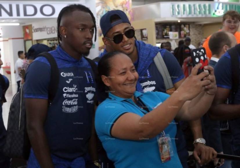 La selección de Honduras recibió muestras de cariño por los aficionados hondureños que se encontraban en el Aeropuerto Ramón Villeda Morales.
