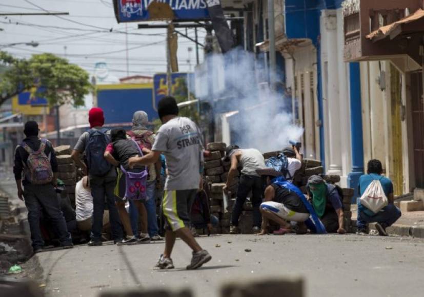 Amnistía Internacional acusó el lunes al gobierno de Ortega de usar fuerzas paramilitares, conocidas como 'turbas', para reprimir las manifestaciones.