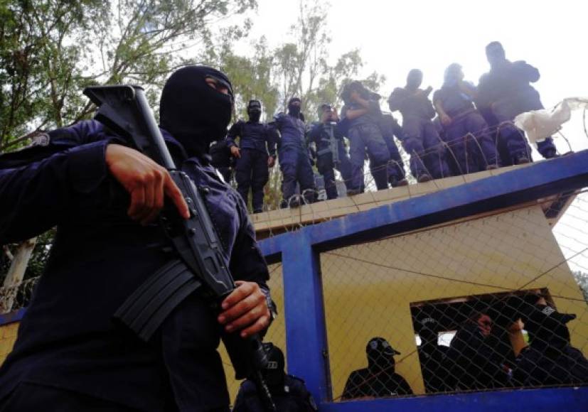 Agentes de fuerzas especiales y de la escala básica de la Policía Nacional protestan este miércoles en los cuarteles de Casamata y del comando Cobras, aduciendo que les violentan sus derechos. Fotos: La Prensa y AFP.