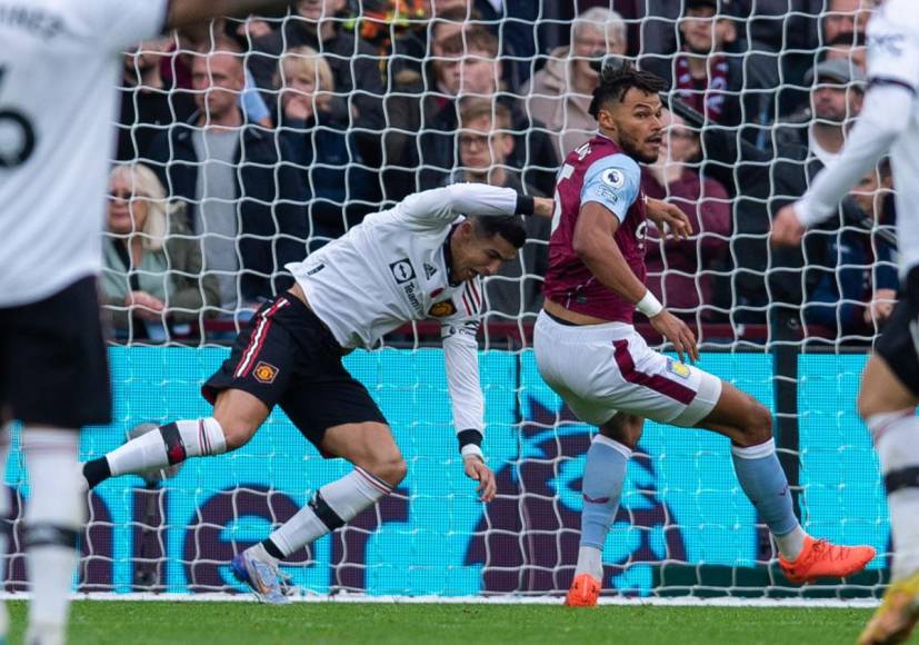 A Cristiano Ronaldo no le gustó la marca que le hizo el defensa inglés Tyrone Mings en un centro que esperaba el portugués.