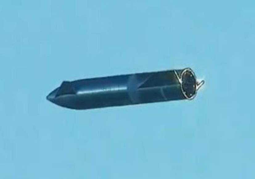 El vuelo de prueba se planeó para verificar el enorme cuerpo de metal de la SN8 (Starship número 8) y sus tres motores para evaluar su aerodinamismo, incluso durante el regreso de la nave a la Tierra, que se registra verticalmente, en la misma línea que el cohete Falcon 9, pionero de SpaceX.