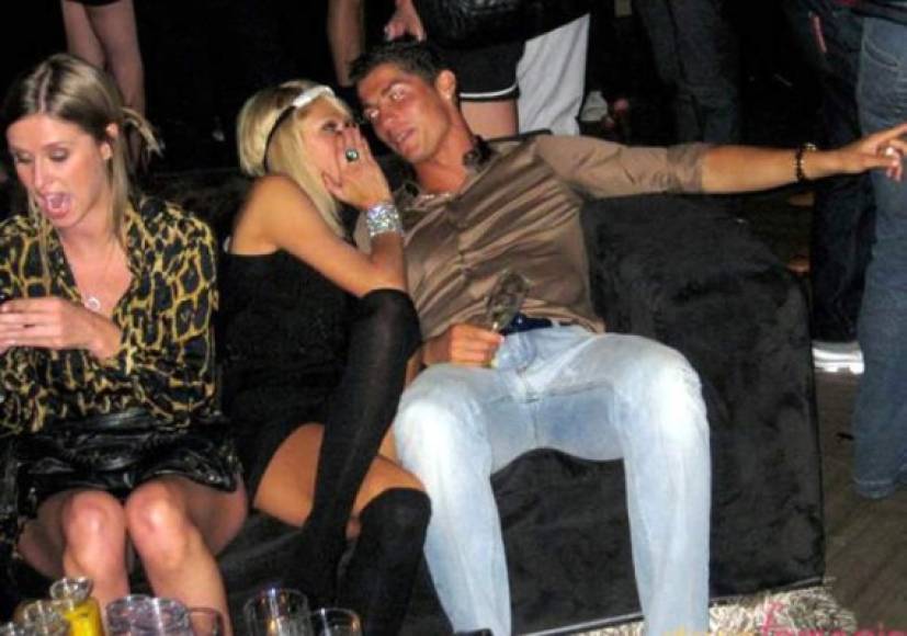 En una de las noches en Las Vegas, Cristiano Ronaldo coincidió con Paris y Nicky Hilton, dos ricas herederas aficionadas a los buenos ratos de diversión y a la fiesta y asiduas a los mejores clubes de lugares como Ibiza, Nueva York o Las Vegas.