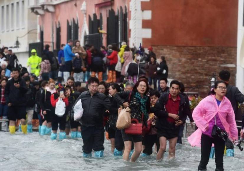 Los turistas quedaron atrapados en la plaza de San Marcos por las inundaciones.