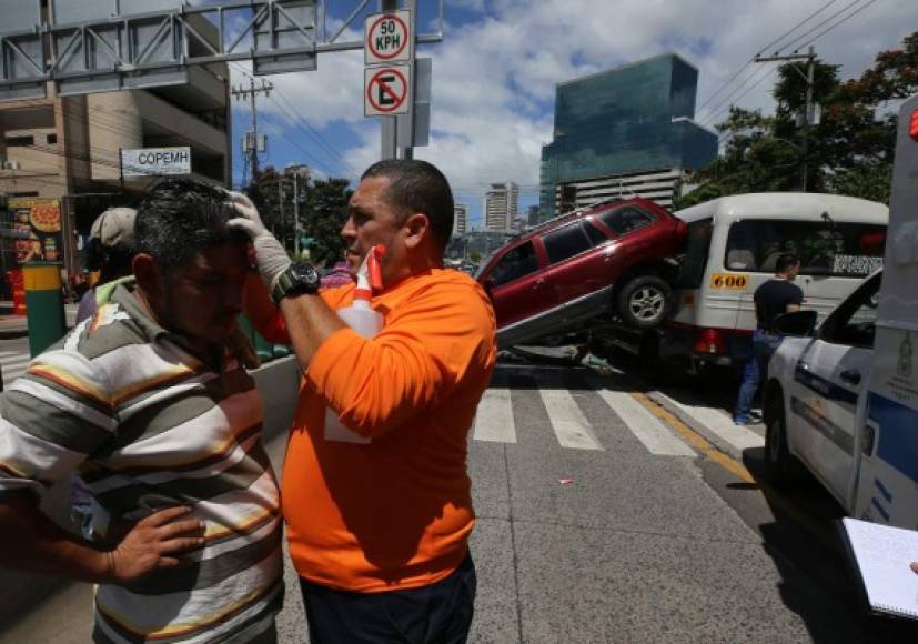 Según información preliminar, una de las camionetas daba paso a un grupo de peatones que circulaba por la zona a la altura del edificio del Instituto de Previsión Militar (IPM), cuando la unidad de transporte impactó en uno de los autos afectados.