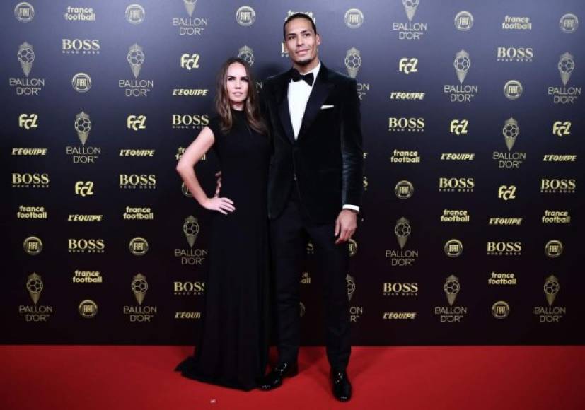 El defensa holandés del Liverpool, Virgil van Dijk, llegando a la Alfombra Roja acompañado de su esposa Rike Nooitgedagt.