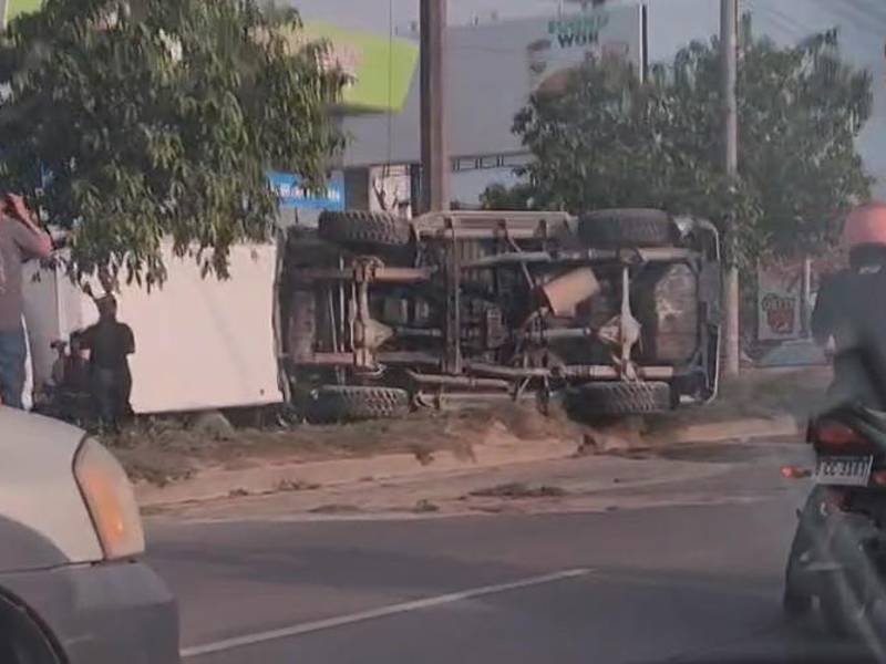 Automóvil volcado en el bulevar del Este, a la altura de la colonia Satélite.