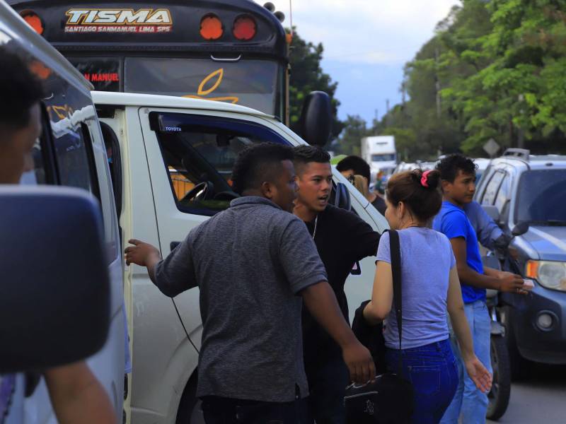 Sumado a los buses y carros mal estacionados, los empleados corren riesgo de ser atropellados en ese sitio.
