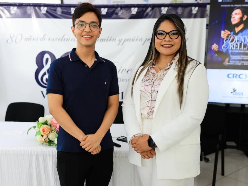El músico hondureño Dennis Orellana junto con Cristina Mejía, Directora Ejecutiva de la Fundación Filarmónica de San Pedro Sula, durante la conferencia de prensa.