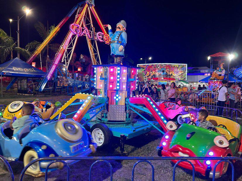 Alrededor del lugar encontrará locales de comida y golosinas, así como de bebidas y otros artículos como joyería y carteras. Los juegos mecánicos son uno de los atractivos fevoritos por las familias.