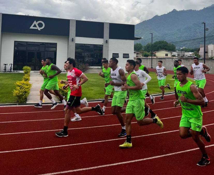 Rolin Peña, vicepresidente del Marathón, detalló que estarían reforzando el equipo con cuatro o cinco nuevas caras. “Estamos esperando a confirmar entre cuatro a cinco jugadores. Esperamos que sea lo más pronto posible y que el día lunes puedan ser confirmados para hacerle frente al campeonato. Tenemos varios nombres, pero sí estamos claros de conformar una plantilla fuerte. Vamos a fortalecer áreas donde tenemos una cantidad mínima de jugadores”, dijo.