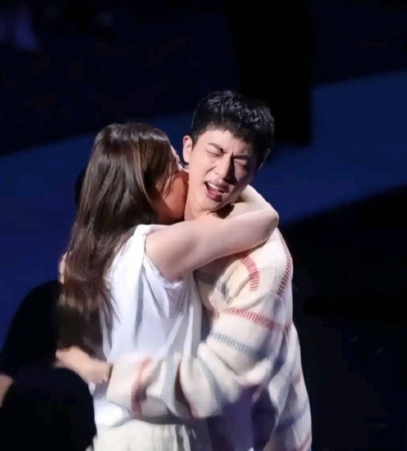 Pese a las estrictas medidas de seguridad, ha circulado en redes esta imagen de una fanática que besa el cuello de Seokjin. El fandom ha criticado la acción por falta de respeto al artista, y temen que no vuelva a repetirse una convivencia similar en el futuro, cuando salgan los demás miembros del servicio militar.